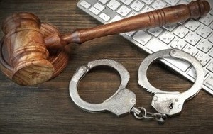 обвиняют в краже в магазине